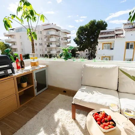 Penthouse 5 Min From The With Balcony And Pool Access 아파트