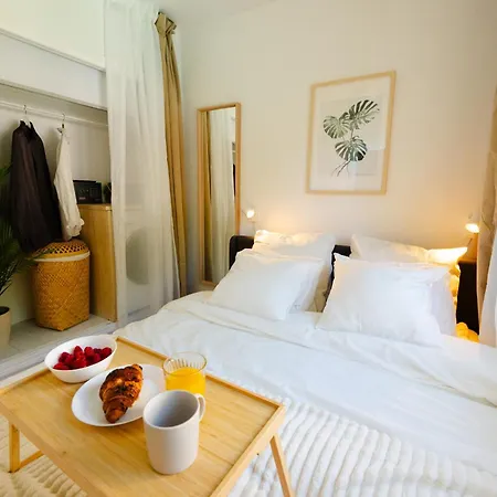 Penthouse 5 Min From The With Balcony And Pool Access Lejlighed