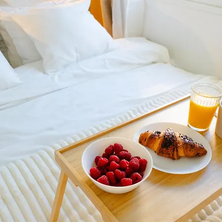 Penthouse 5 Min From The With Balcony And Pool Access 아파트 *
