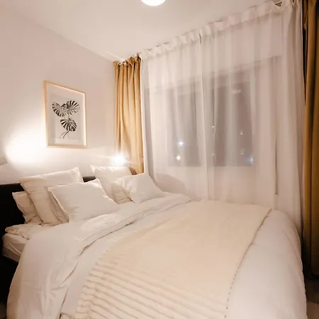 Penthouse 5 Min From The With Balcony And Pool Access 마르베야