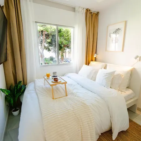 Penthouse 5 Min From The With Balcony And Pool Access 아파트 마르베야