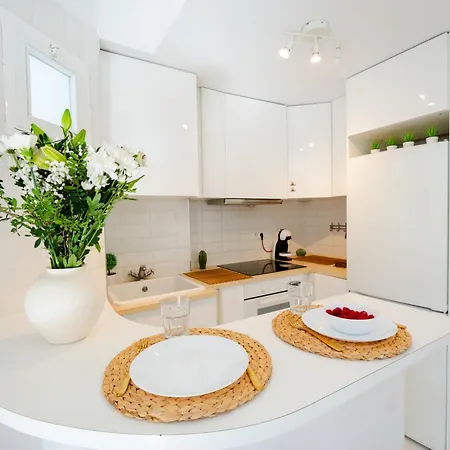 Penthouse 5 Min From The With Balcony And Pool Access 아파트 *